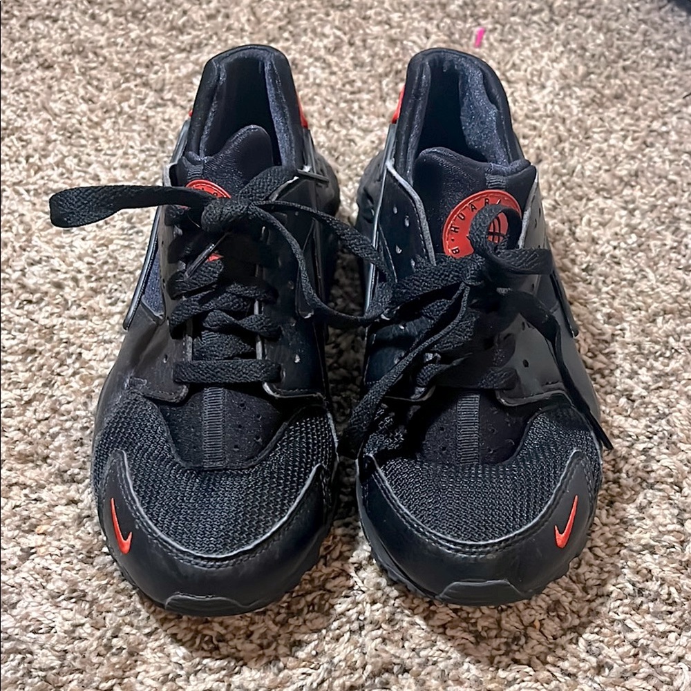 Nike huaraches boys size 6
